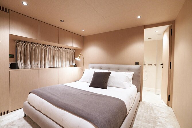 108 ft Neoprene Overmarine Yacht - Open-bar service and personal attention