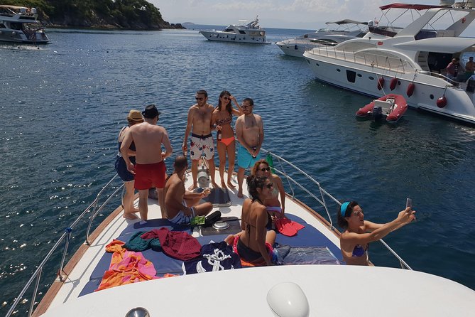 2 - Hours Bosphorus Yacht Cruise - Hagia Sophia and Topkapı Palace from the water