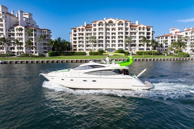 47ft + FREE HOUR | Miami Yacht Rental | 3 to 6 Hours | 13 People - A 47-foot boat for your own Miami group