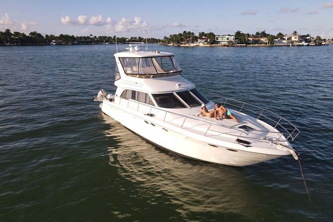 52' Yacht Rental in Miami Beach with Experienced Captain - The real price is much higher than $550