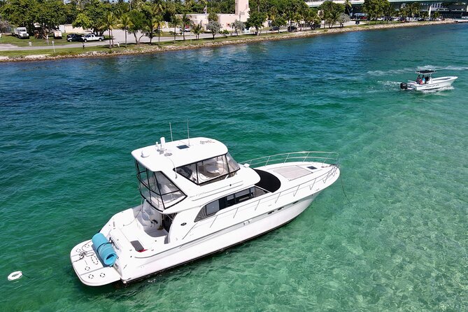 52' Yacht Rental in Miami Beach with Experienced Captain - Boat condition and comfort deserve careful attention