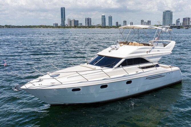 55ft + FREE HOUR Miami Yacht Rental 3 to 6 Hours 13 People - A private 55-foot boat for a Miami celebration