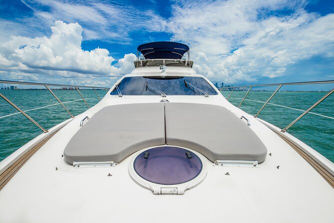 62' Azimut Yacht Charter - Leaving Venetian Marina for the bay