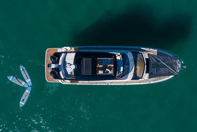 62ft Yacht Tour in Miami Beach with Captain Beneteau MC6 Fly - Who will enjoy this most