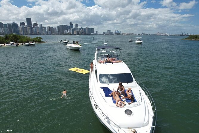 65ft Yacht Charter in Miami - Choosing between a daytime cruise and a night ride