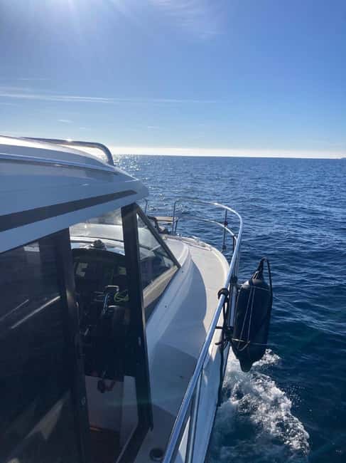 Alicante: Private Yacht Cruise with Drinks - A short yacht ride with a very personal feel