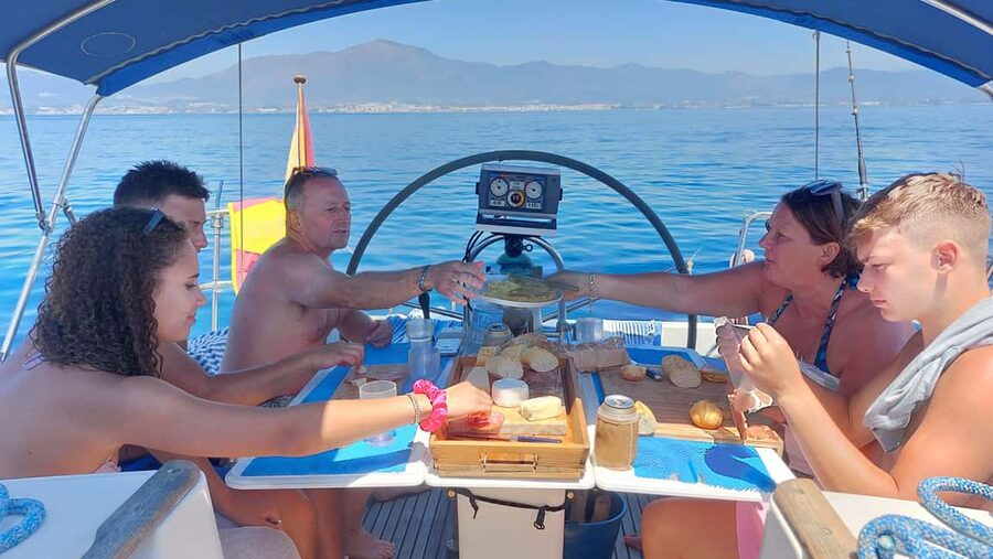 Always private 4 hour - Sail- dolphin Yacht Charter-paddle - Dolphin watching with honest expectations