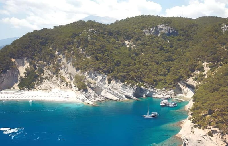 Antalya/Kemer: Phaselis Yacht Trip for Families and Couples - Lunch on wooden tables below deck