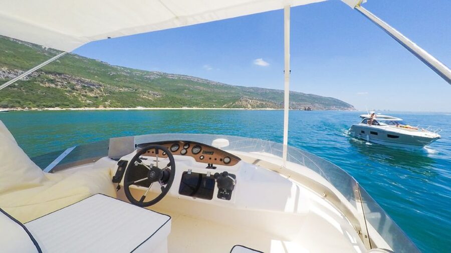 Arrábida Full-Day Yacht Tour from Lisbon - What the small crew adds to the day