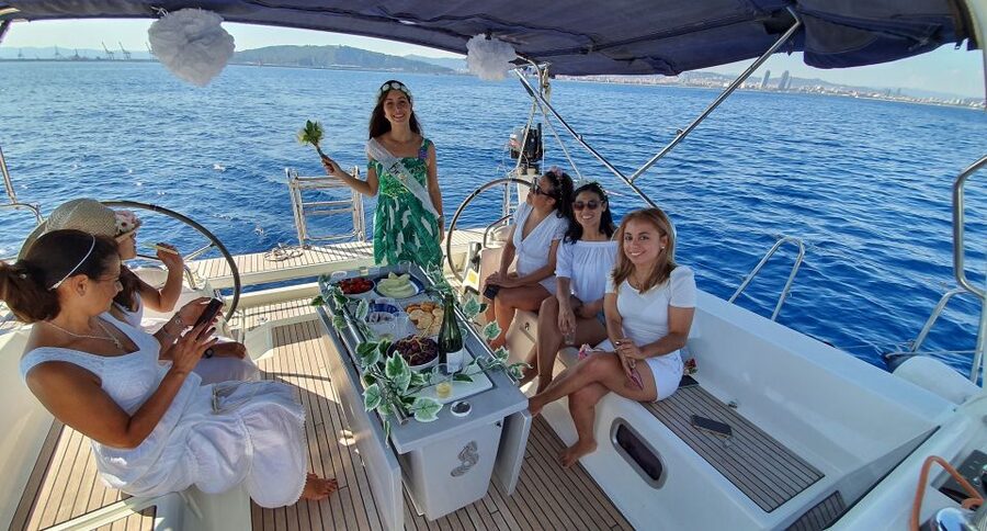 Barcelona: Luxury Private Sunset Yacht Cruise - The sunset view and Sagrada Família from offshore