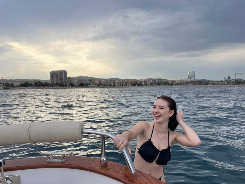 Barcelona: Private Classic Yacht Tour with Drinks - Drinks, music, and the social side
