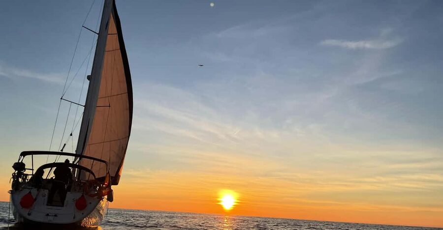 Barcelona Sunset Sailing with Yacht Sashi - Port Vell, Columbus Monument, and the old harbor