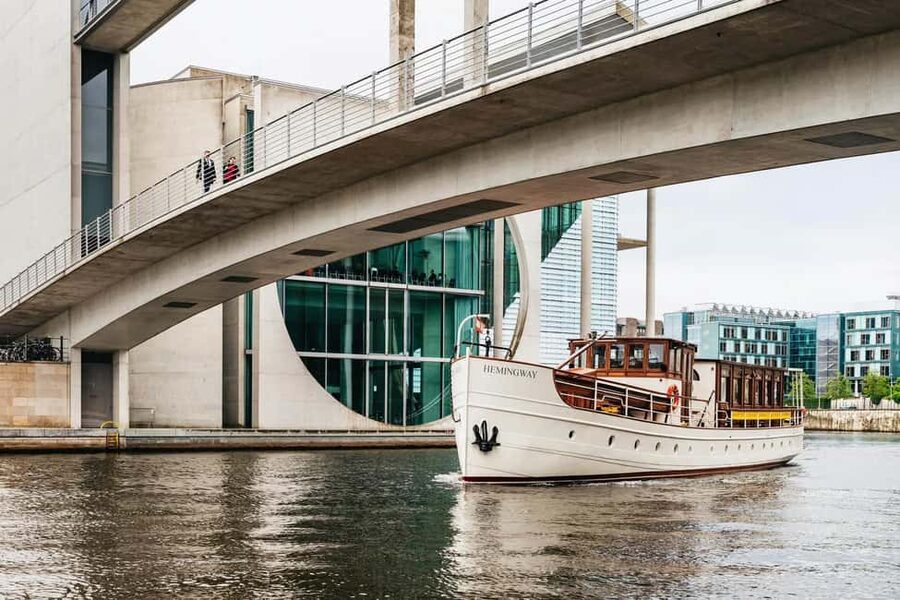 Berlin: Boat Sightseeing Tour on Electric Motor Yacht - House of World Cultures and Berlin Hauptbahnhof