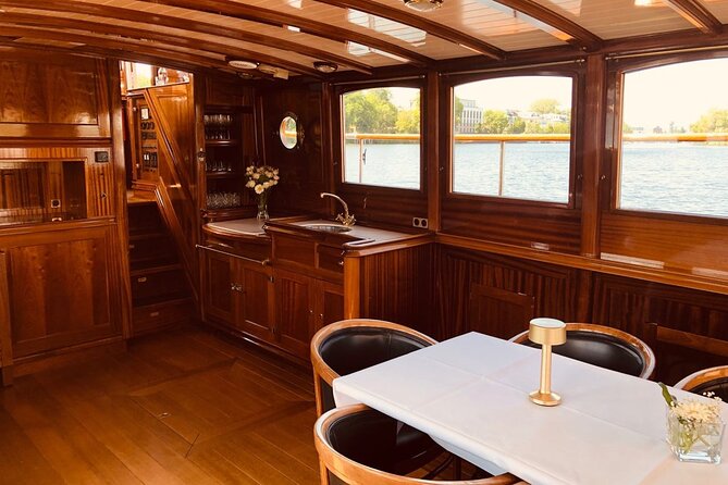 Berlin Boot Sightseeing Tour on Electric Private Yacht - The Federal Chancellery and Berlin’s government quarter