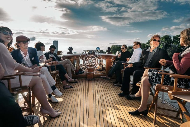 Berlin: Evening Yacht Cruise with Aperitif & Dinner Upgrade - Starting beside Berlin Cathedral