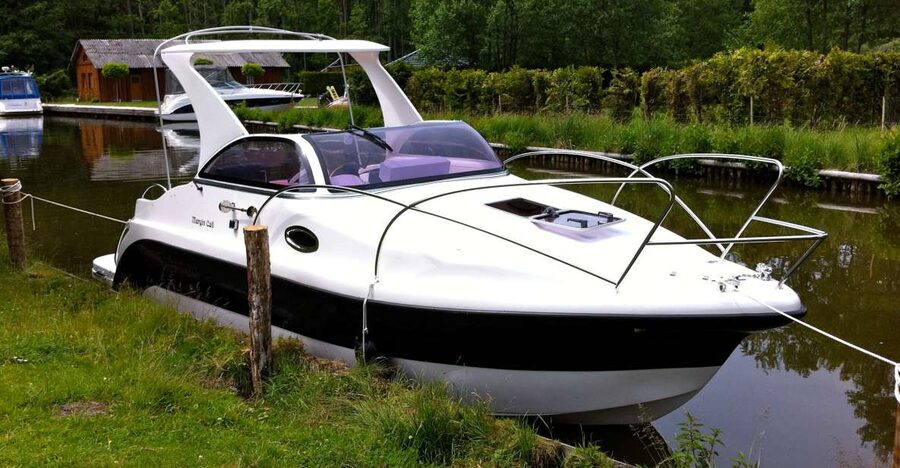Berlin:Guided South Berlin Yacht Tour with Swim Stop (relax) - Cruising through the lakes south of Berlin