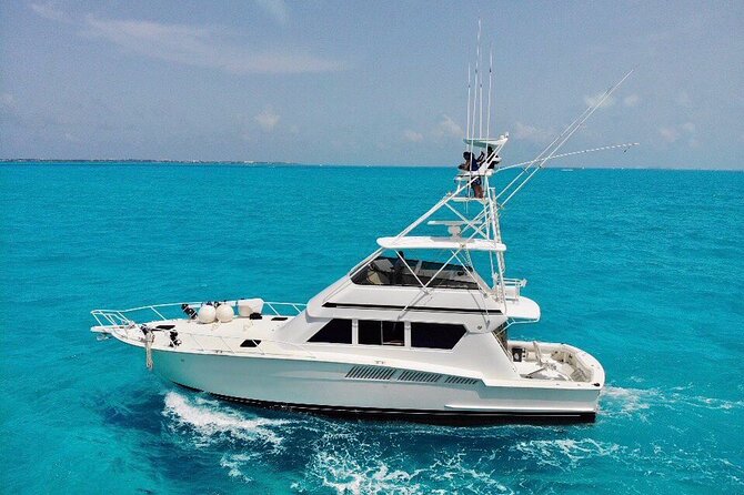 Biggest Luxury Yacht Boat Best in Cancun up to 28 pax - Cruising across Cancún’s Caribbean water
