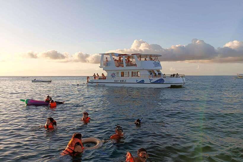 Boracay: Ultimate Party Cruise aboard the Andy World Yacht - Finding the meeting point at White Beach