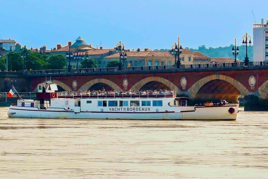 Bordeaux: Garonne River Yacht Cruise with Brunch - Boarding at Ponton d’Honneur