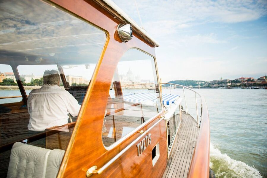 Budapest: Private Danube Yacht Cruise with Welcome Drink - The signature view below Margaret Bridge