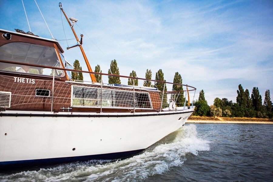 Budapest: Private Danube Yacht Cruise with Welcome Drink - Parliament, Chain Bridge, and the central riverfront