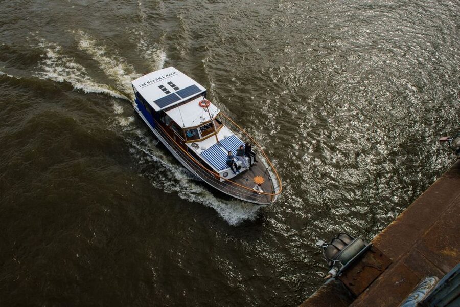 Budapest: Private Danube Yacht Cruise with Welcome Drink - Boarding beside Erzsébet Bridge
