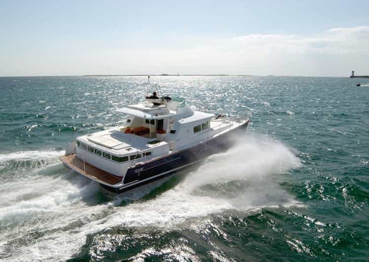 Busan: Group Sightseeing Yacht Cruise with Snacks and Drinks - Choosing between daylight, sunset, and city lights