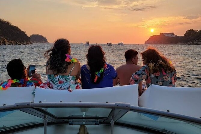 Cabo Arch Sunset Yacht Tour - Dinner & Drinks — Up to 18 Guests - Dinner on board: ceviche, fajitas, and casual drinks