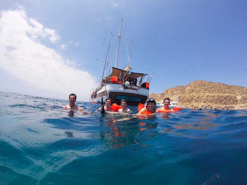 Cabo: Luxury Yacht Snorkel Cruise with Lunch and Open Bar - Premium drinks and an onboard social mood