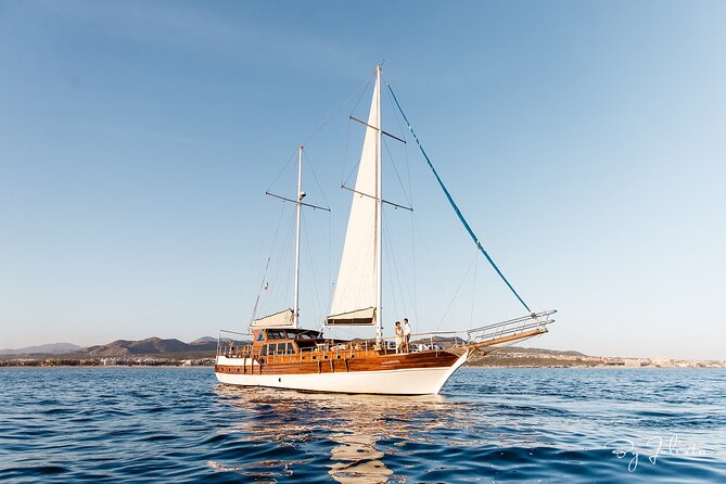 Cabo San Lucas Luxury Sailing Yacht and Dinner with a Chef - The Arch and Lovers Beach are the main sightseeing stops
