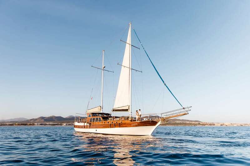 Cabo San Lucas: Sunset Yacht Cruise w/Chef Dinner & Open Bar - A sunset cruise built around Los Arcos