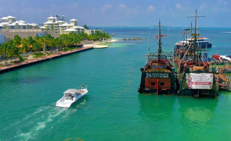Cancún: Private Yacht Tour - Leaving Cancun’s lagoon for open Caribbean water