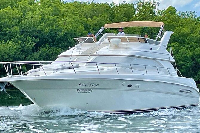 Cancun Yacht Tour - SEARAY YACHT 46 FT GREAT FOR SUNSET 15 PEOPLE MAX 25P9 - Crossing toward Isla Mujeres