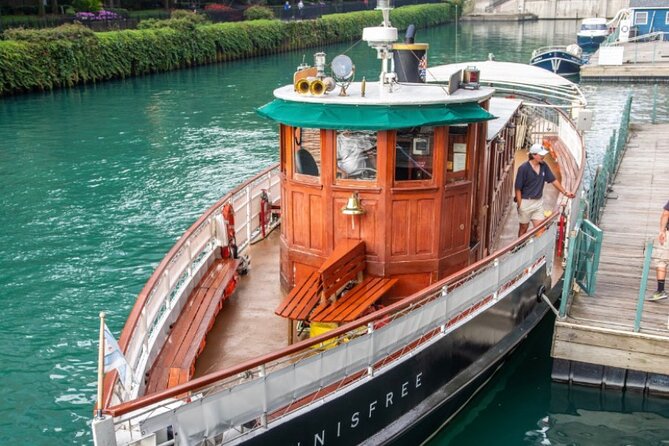 Chicago River Architecture Tour Aboard a Historic Yacht - Boarding the wooden yacht at McClurg Court