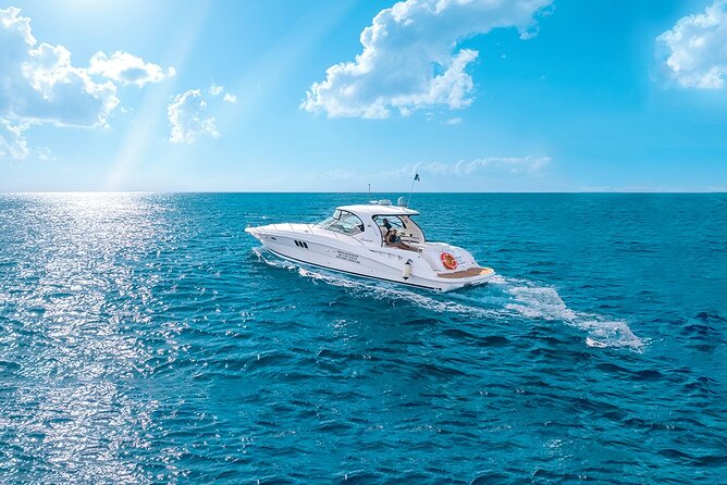 Cozumel Private Yacht and Snorkel with Lunch and Open Bar Onboard - Four hours aboard a yacht around Cozumel