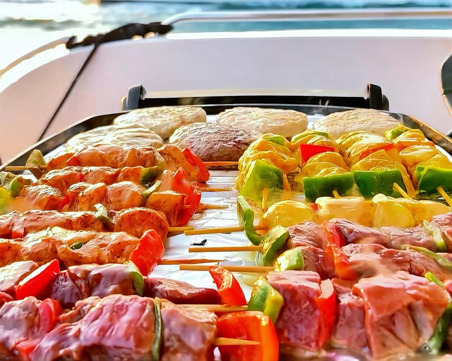 Dubai: 2 hr Private Yacht Cruise & softdrinks + Optional BBQ - The BBQ option: worthwhile for a group meal