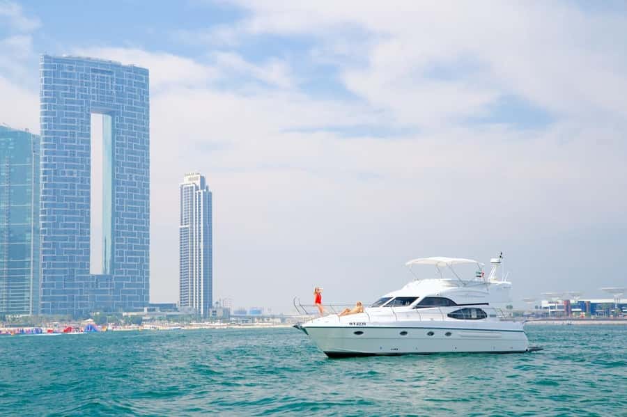 Dubai: 2 hr Private Yacht Cruise & softdrinks + Optional BBQ - Is the crew service a major part of the experience?