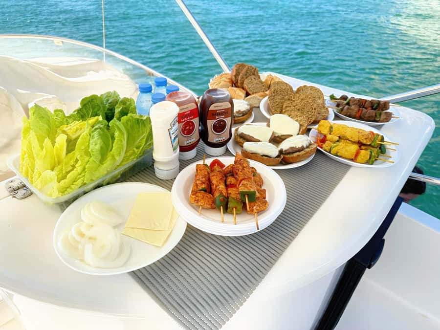 Dubai: 2 hr Private Yacht Cruise & softdrinks + Optional BBQ - Choosing between the open deck and air-conditioned cabin