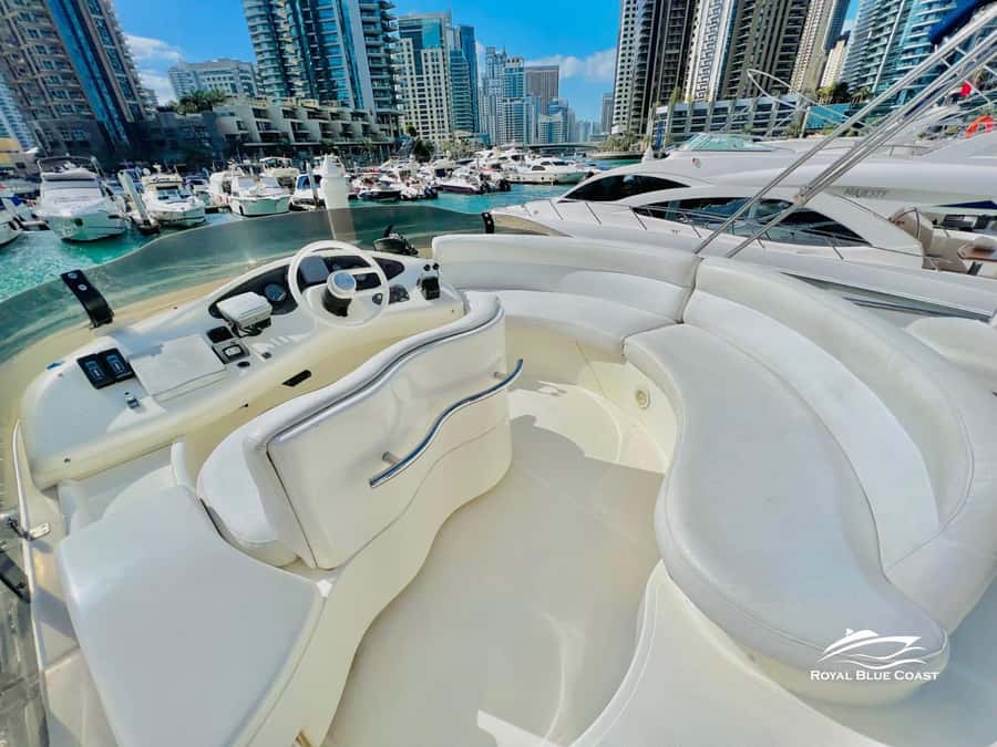 Dubai: Azimut 42 Feet Private Luxury Yacht Cruise - What the 42-foot Azimut yacht feels like