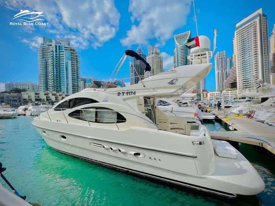 Dubai: Azimut 42 Feet Private Luxury Yacht Cruise - Leaving from Gate T at Dubai Marina
