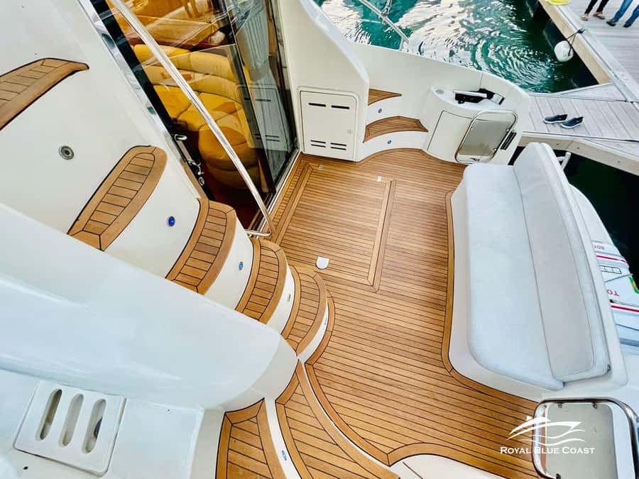 Dubai: Azimut 42 Feet Private Luxury Yacht Cruise - The crew and the little touches