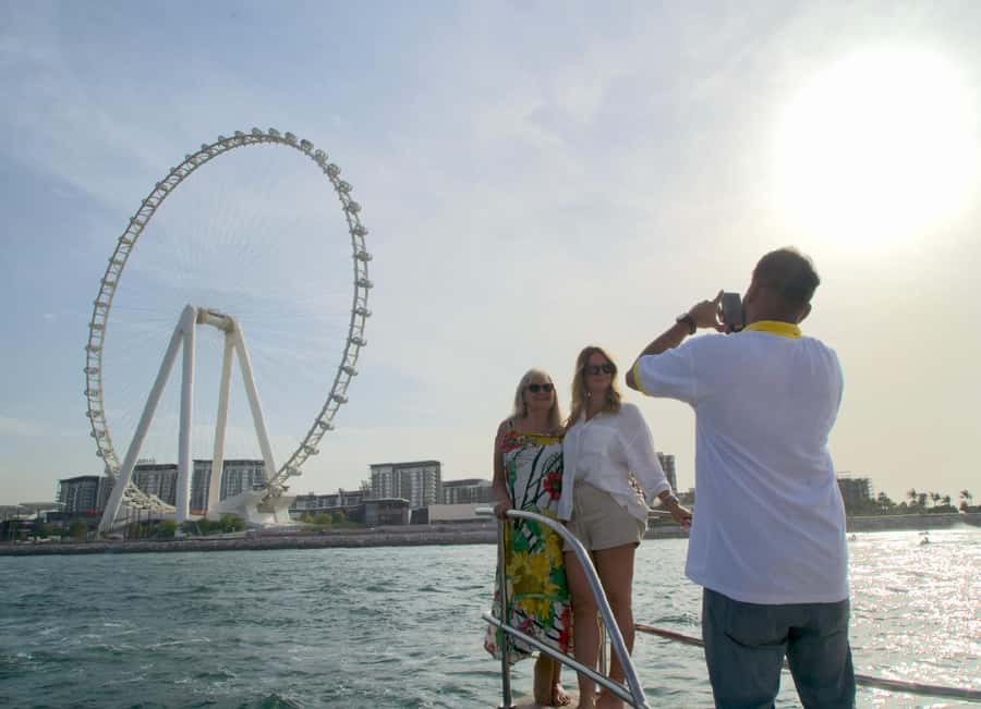 Dubai: Luxury Sunset Yacht Tour with Snacks and Drinks - Why this yacht cruise works so well at sunset