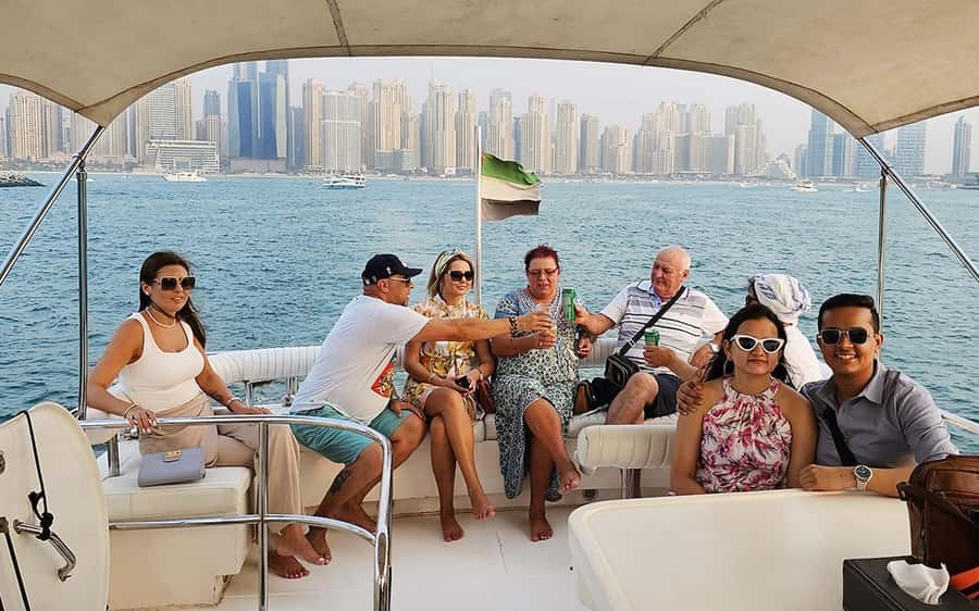 Dubai: Luxury Sunset Yacht Tour with Snacks and Drinks - Atlantis and Palm Jumeirah: the first big photo setting