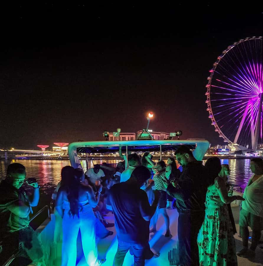 Dubai: Marina Yacht Party with BBQ, Unlimited Drinks and DJ - BBQ food served in waves