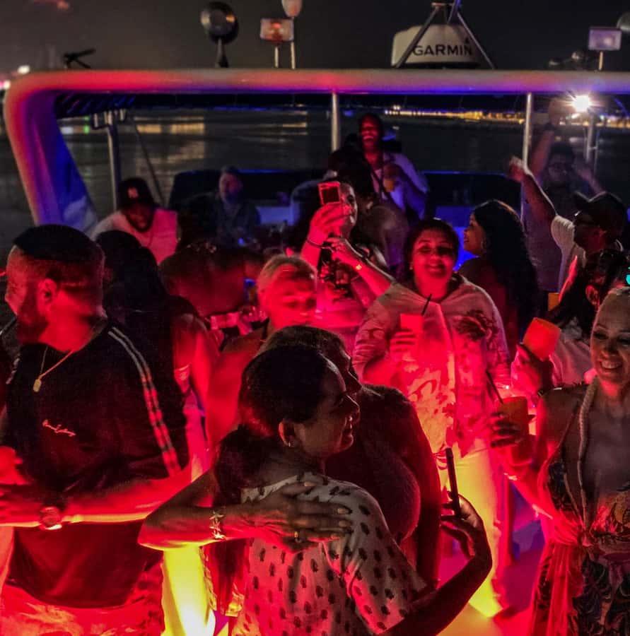 Dubai: Marina Yacht Party with BBQ, Unlimited Drinks and DJ - The DJ and the party atmosphere