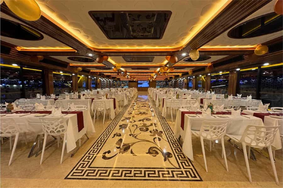 Dubai: Mega Yacht Dinner Cruise with Buffet - Standard or VIP: the decision that matters
