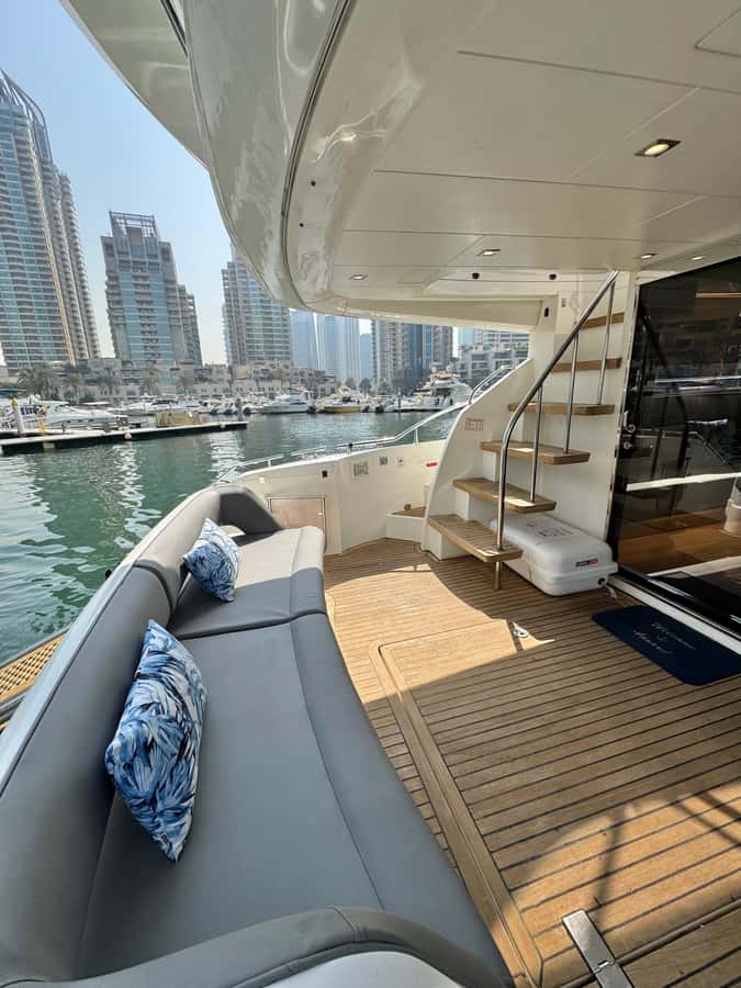 Dubai: Palm Jumeirah luxury private yacht Tour - Crew service and the feel of the trip