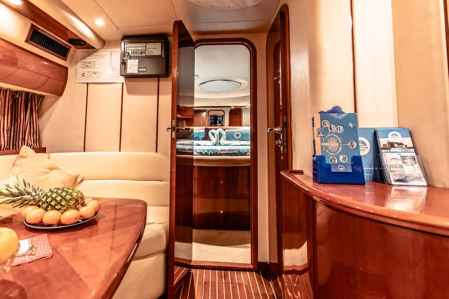 Dubai: Private Luxury Everest Yacht Cruise from Dubai Marina - Jumeirah Zabeel Saray, Burj Al Arab, and Jumeirah Beach