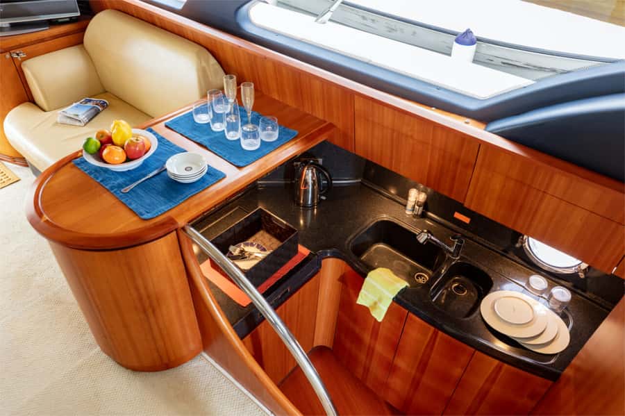 Dubai: Private Luxury Yacht Cruise for up to 20 People - Following the Dubai Marina route