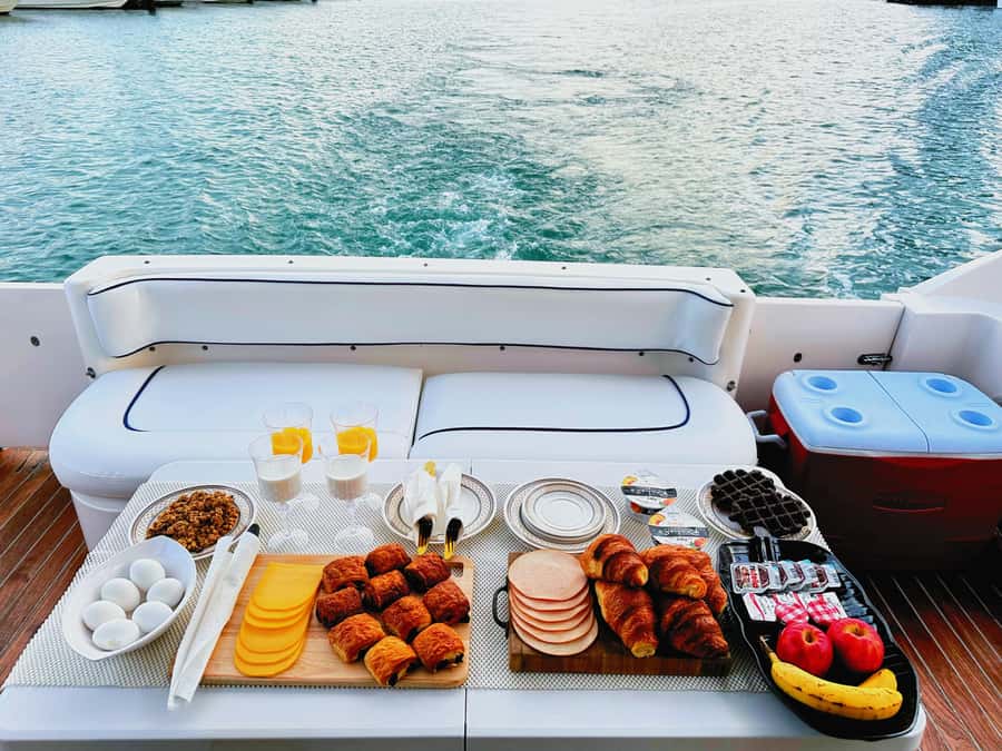 Dubai: Private Luxury Yacht Cruise + Optional Breakfast - Breakfast on the water
